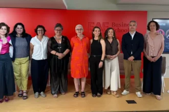 EAE Business School destaca que solo el 19,5% de especialistas TIC en UE son mujeres y analiza barreras educativas y laborales
