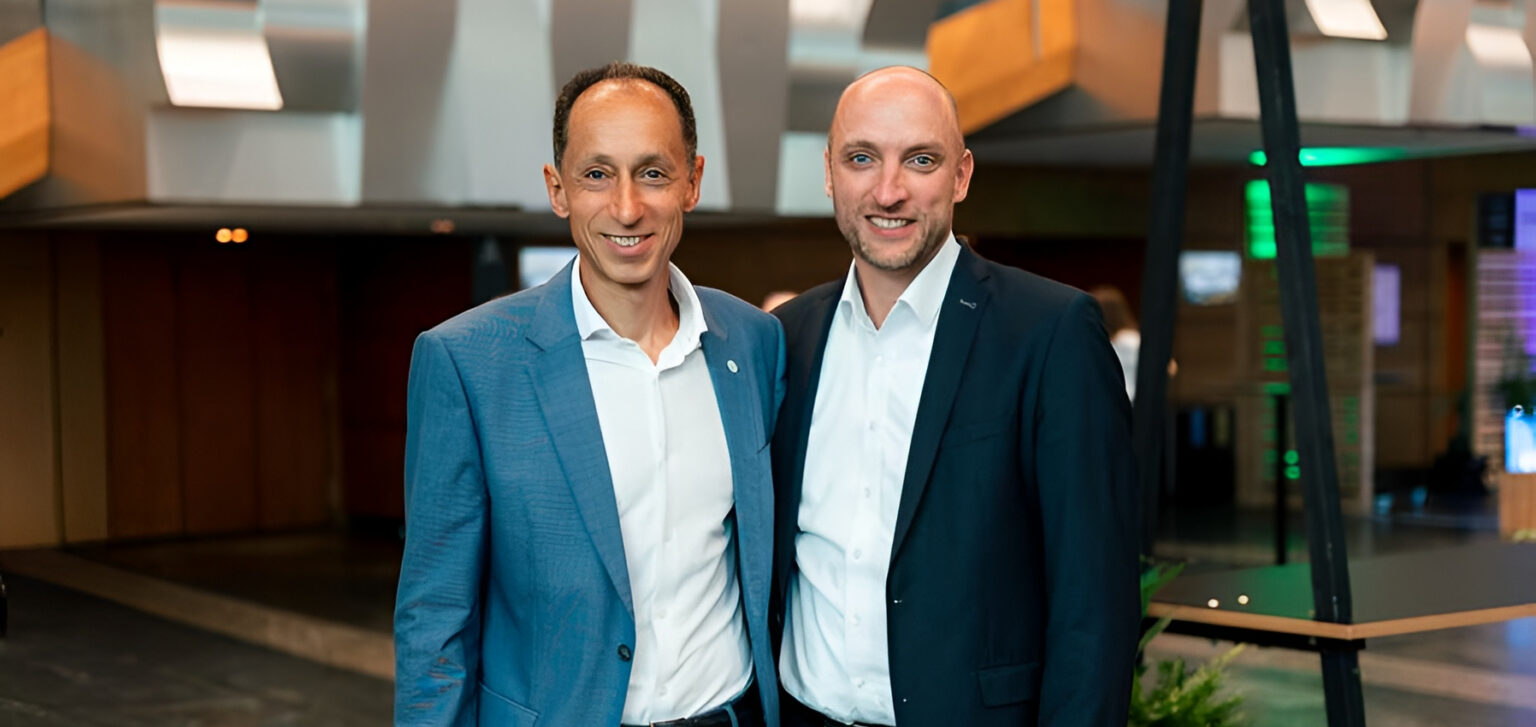 Laurent Auguste, CEO GreenDot, y Stefan Wawrzinek, Chairman de osapiens, sellan la nueva alianza tecnológica