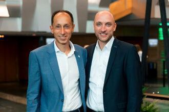 Laurent Auguste, CEO GreenDot, y Stefan Wawrzinek, Chairman de osapiens, sellan la nueva alianza tecnológica
