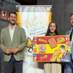 La alumna ganadora en Canarias, Arya Cañadas, acompañada (de izqda. a dcha.) por Victoria Revilla Paniagua, coordinadora de Programas de FIES; David Crego Chaves, director general de Administración de Centros, Escolarización y Servicios Complementarios del Gobierno de Canarias; y José Bautista García Fernández, representante institucional de la Fundación Orange.
