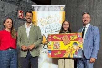 La alumna ganadora en Canarias, Arya Cañadas, acompañada (de izqda. a dcha.) por Victoria Revilla Paniagua, coordinadora de Programas de FIES; David Crego Chaves, director general de Administración de Centros, Escolarización y Servicios Complementarios del Gobierno de Canarias; y José Bautista García Fernández, representante institucional de la Fundación Orange.