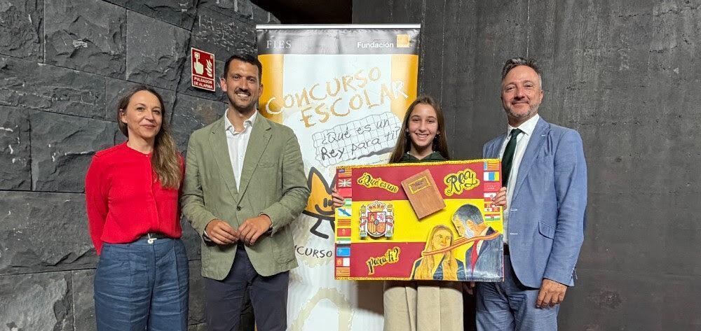 La alumna ganadora en Canarias, Arya Cañadas, acompañada (de izqda. a dcha.) por Victoria Revilla Paniagua, coordinadora de Programas de FIES; David Crego Chaves, director general de Administración de Centros, Escolarización y Servicios Complementarios del Gobierno de Canarias; y José Bautista García Fernández, representante institucional de la Fundación Orange.