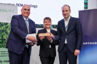 El Dr. Steffen Rohlmann (derecha), Desarrollo de Basecoat EMEA, y Sonja Glanemann (centro), Global Sustainability Manager, Automotive OEM Coatings, reciben el prermio Sustainability Award en Automotive 2026 - Imagen cedida por BASF Coatings