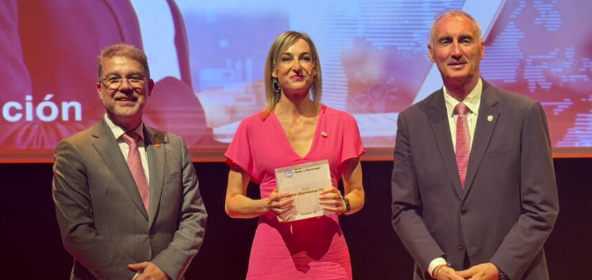 María Ubarretxena Cid, Consejera de Gobernanza, Administración Digital y Autogobierno y Portavoz del Gobierno Vasco recibe el Premio Mujer y Tecnología de Fundación Orange