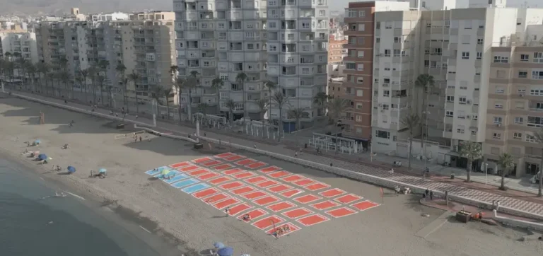 Telpark promueve la gestión sostenible del espacio público con aparcamiento de toallas en playa del Zapillo