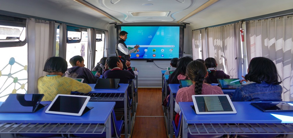 Bus Escuela Móvil lleva educación innovadora a 1,750 escolares de las zonas rurales de Espinar