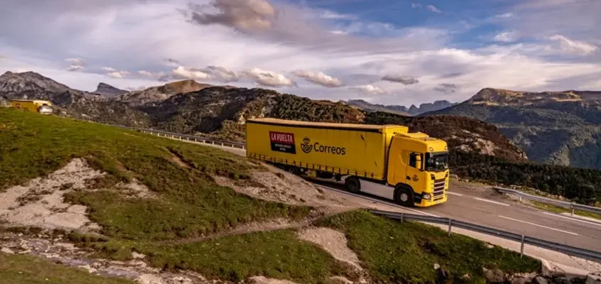 Correos gestiona la logística de más de 400 toneladas en La Vuelta 26, asegurando movilidad sostenible
