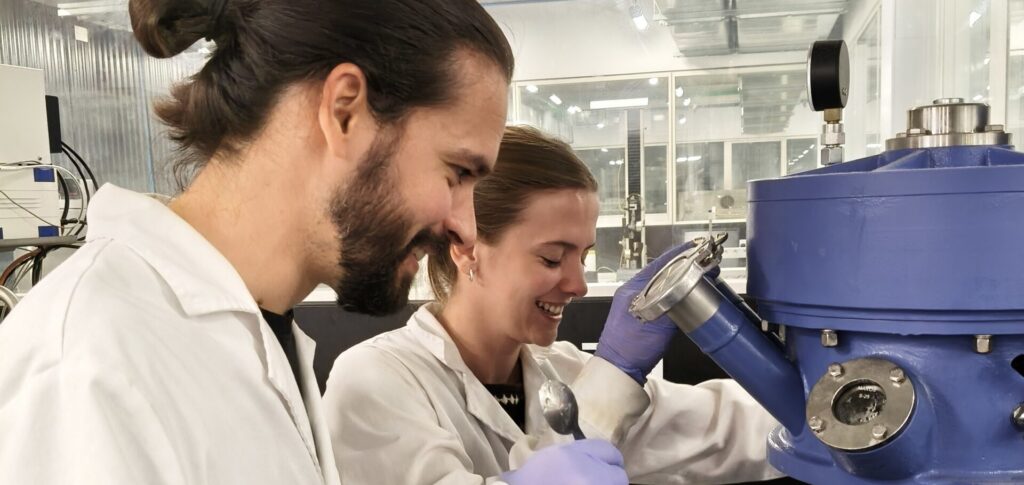 Ence y ShareTex inician las primeras pruebas del proyecto de innovación ATENEA para impulsar el reciclaje textil en España
