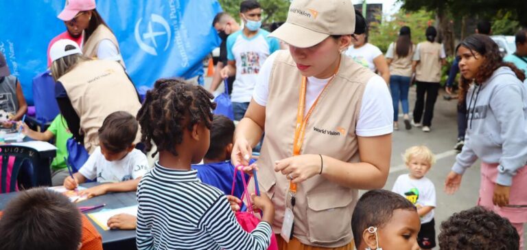 Entrega de ayuda y espacios seguros para la infancia - ONG World Vision, perteneciente al Comité de Emergencia Español