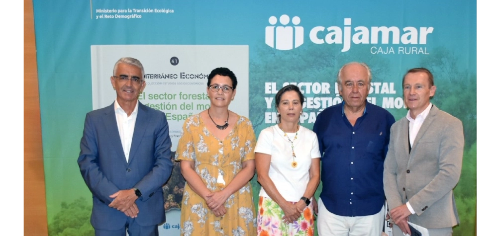 De izquierda a derecha, Roberto García Torrente, director general de Sostenibilidad y Desarrollo Agroalimentario de BCC-Grupo Cajamar; María Torres-Quevedo, subdirectora adjunta de Política Forestal y Lucha contra la Desertificación del Ministerio para la Transición Ecológica y el Reto Demográfico; Asunción Cámara, coordinadora de la obra, vicepresidenta de la Sociedad Española de Ciencias Forestales, coordinadora de Juntos por los Bosques y profesora titular de la Universidad de Oviedo; Francisco Carreño, coordinador de la obra, presidente de la Confederación de Organizaciones de Selvicultores de España (COSE) y de la Asociación de Certificación Española de la Sostenibilidad Forestal (PEFC España), e Ignacio Atance, director del Servicio de Estudios y Publicaciones de Fundación Grupo Cajamar.