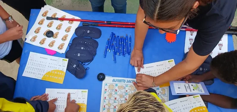 Integra CEE sensibiliza sobre discapacidad a más de 4.000 estudiantes en España