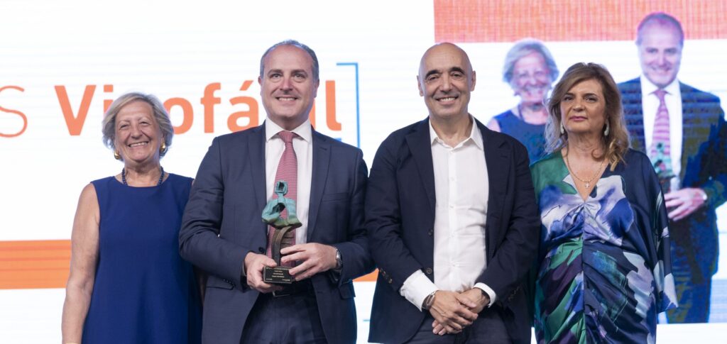 David Casañ, director corporativo de Galletas Gullón, junto a Mar Aguilera, directora general de Fundación Vivofácil, tras recibir el galardón.