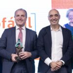 David Casañ, director corporativo de Galletas Gullón, junto a Mar Aguilera, directora general de Fundación Vivofácil, tras recibir el galardón.