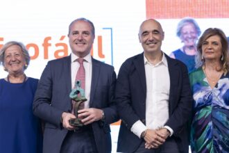 David Casañ, director corporativo de Galletas Gullón, junto a Mar Aguilera, directora general de Fundación Vivofácil, tras recibir el galardón.