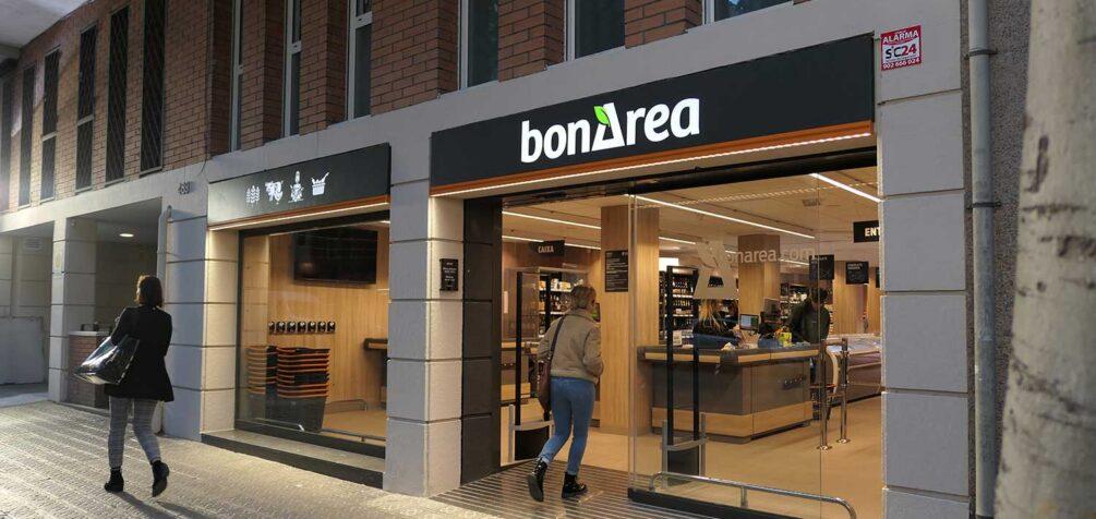 Entrada de uno de los renovados supermercados de bonÀrea