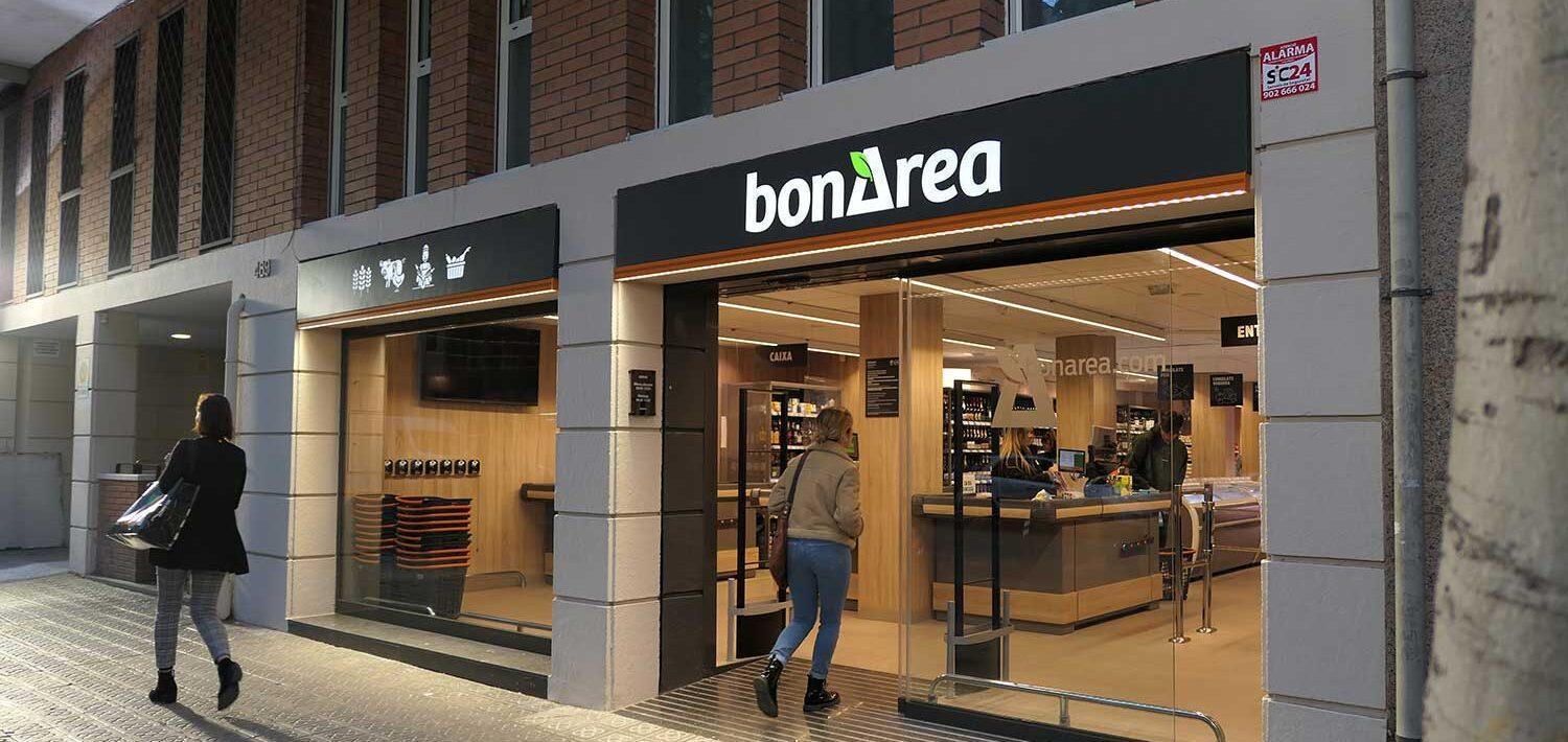 Entrada de uno de los renovados supermercados de bonÀrea