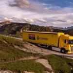 Correos desplaza 35 vehículos y material clave para La Vuelta 26 en Andalucía