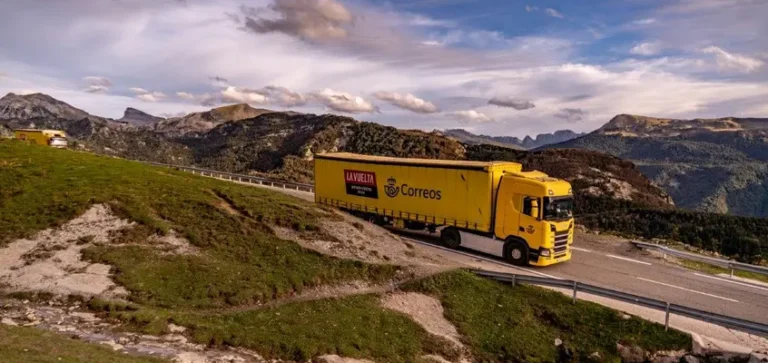 Correos desplaza 35 vehículos y material clave para La Vuelta 26 en Andalucía