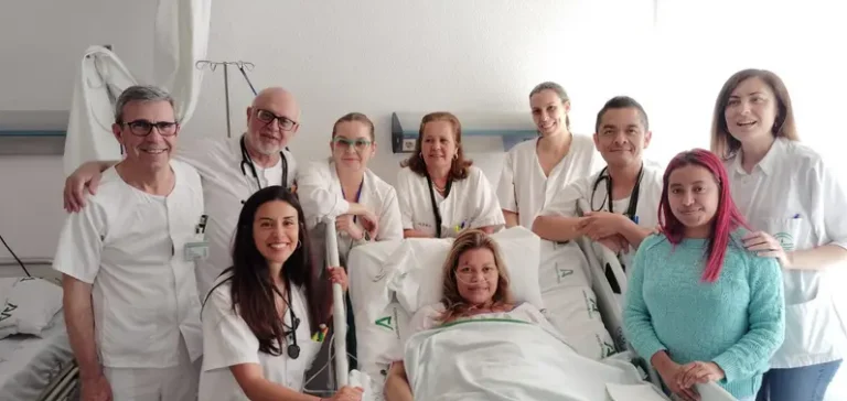 Hospital Reina Sofía facilita regreso en vida a paciente en cuidados paliativos en colaboración internacional