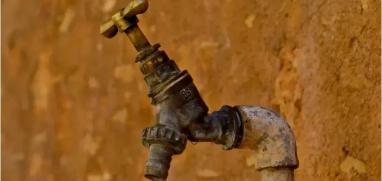 En España, el envejecimiento de tuberías afecta la calidad del agua en más del 50% de las viviendas