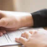 54,4% de españoles firma condiciones bancarias poco claras, afectando la transparencia financiera