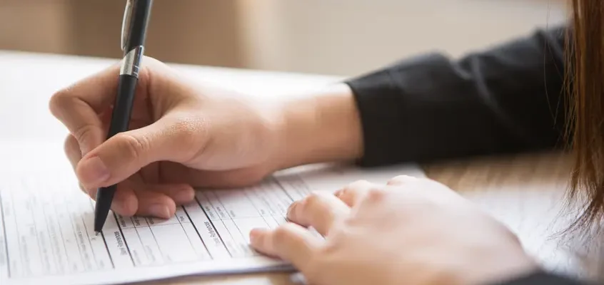 54,4% de españoles firma condiciones bancarias poco claras, afectando la transparencia financiera