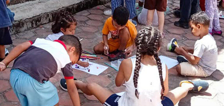 La respuesta presta especial atención a niños, niñas, adolescentes y mujeres, e incluye espacios seguros de aprendizaje para la infancia.