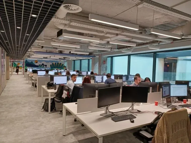 Incrementos salariales moderados del 3% en España preservan competitividad y equidad laboral en 2027