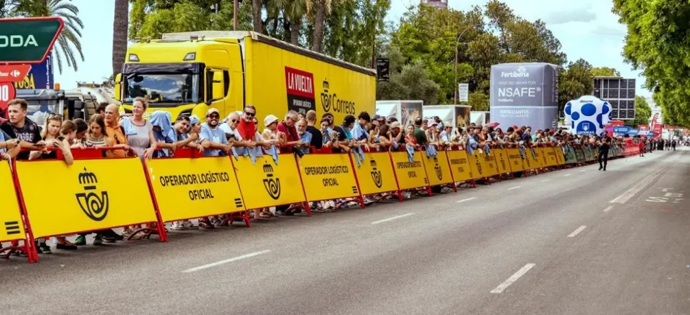 Correos moviliza más de 400 toneladas para garantizar La Vuelta 26 en 40 sedes