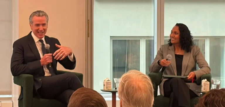 Gavin Newsom, Gobernador de California, junto a Champa Patel, Directora Ejecutiva de Gobiernos y Política de Climate Group, durante Carbon Markets for Good en Climate Week NYC 2026