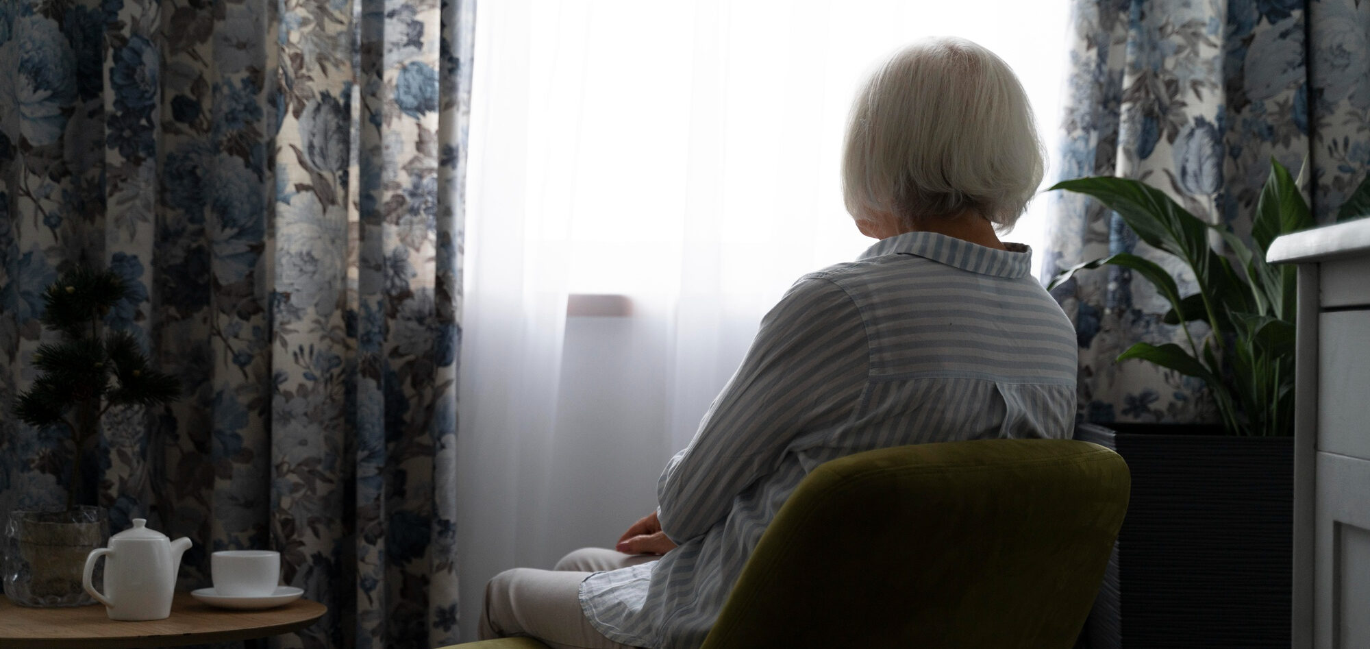 Una persona mayor que sufre soledad y aislamiento social - Imagen de stock (Magnific.com)