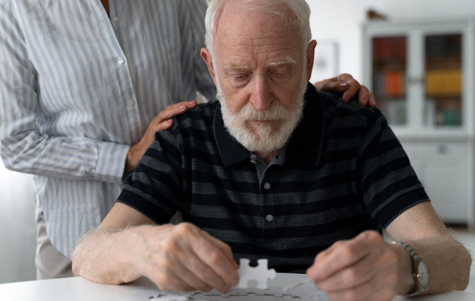 Persona mayor en terapias para afrontar el Alzheimer - Imagen de Stock (Magnific.com)