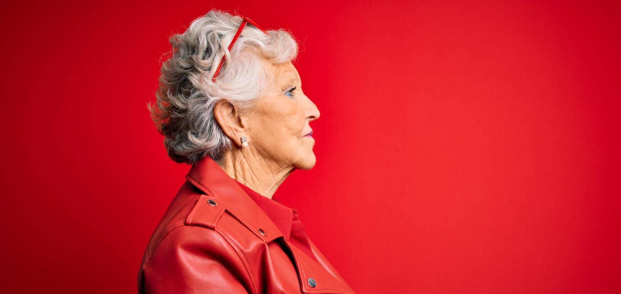 Mujeres mayores ganan visibilidad en el mundo de la moda - Imagen de Stock (krakenimages.com)