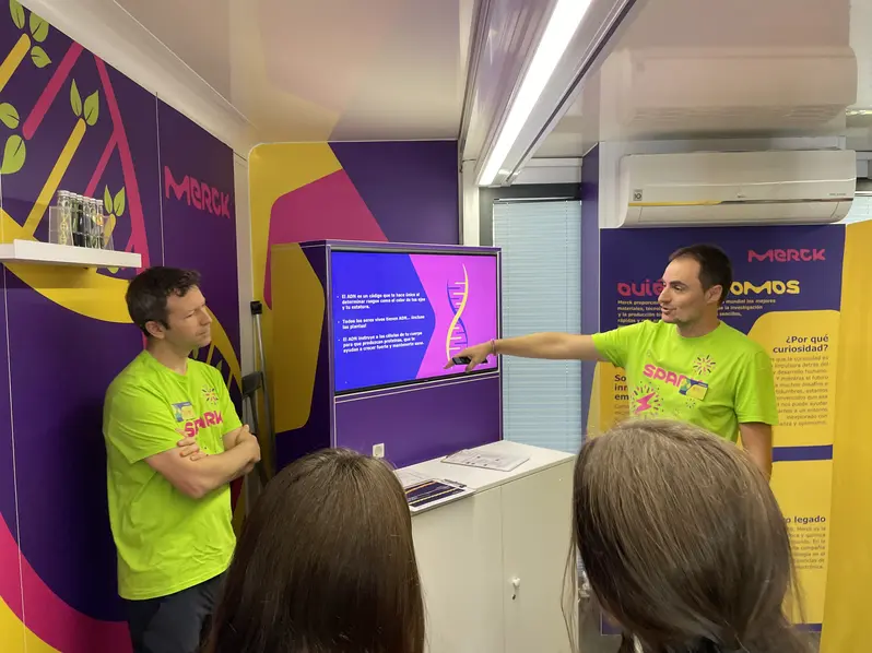 Más de 400 estudiantes exploran la biología sintética con el laboratorio móvil de Merck