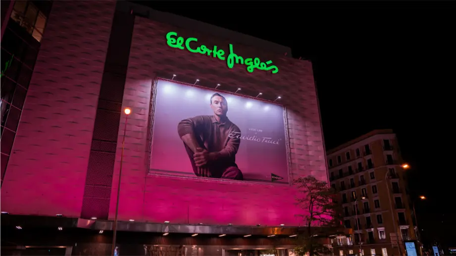 El Corte Inglés ilumina 27 fachadas para visibilizar y financiar investigación contra el cáncer de mama