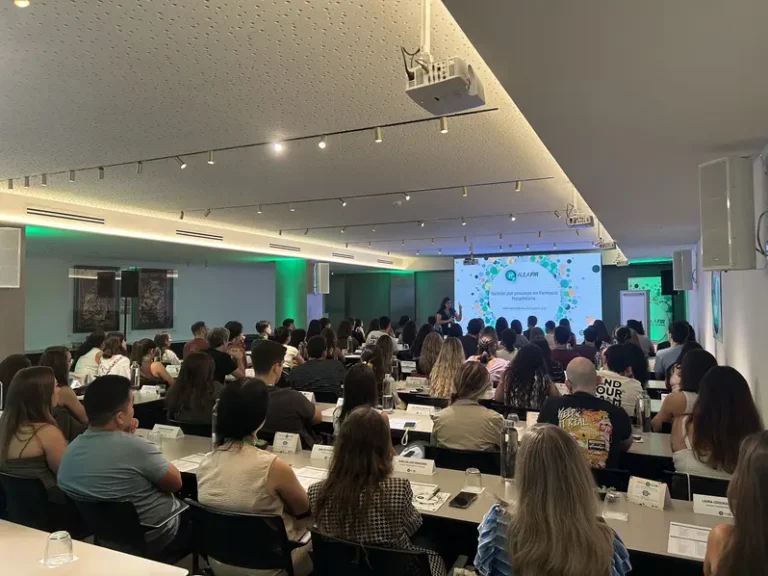 78 residentes fortalecen sus competencias en farmacia hospitalaria con AULA FIR de Kern Pharma