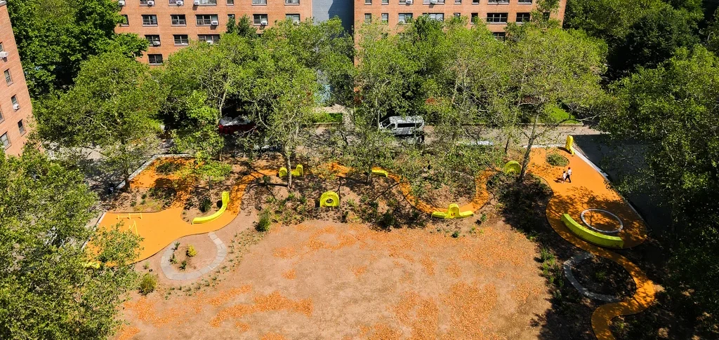 Este parque infantil fue diseñado para niños, adultos y personas mayores. / Tameek Williams